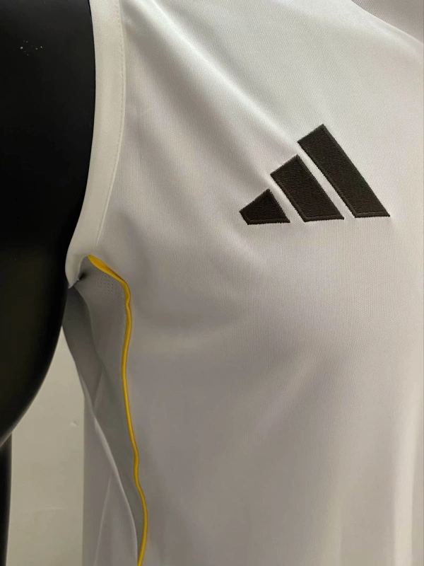 REAL MADRID I SIN MANGAS 25/26 HOMBRE (cópia)